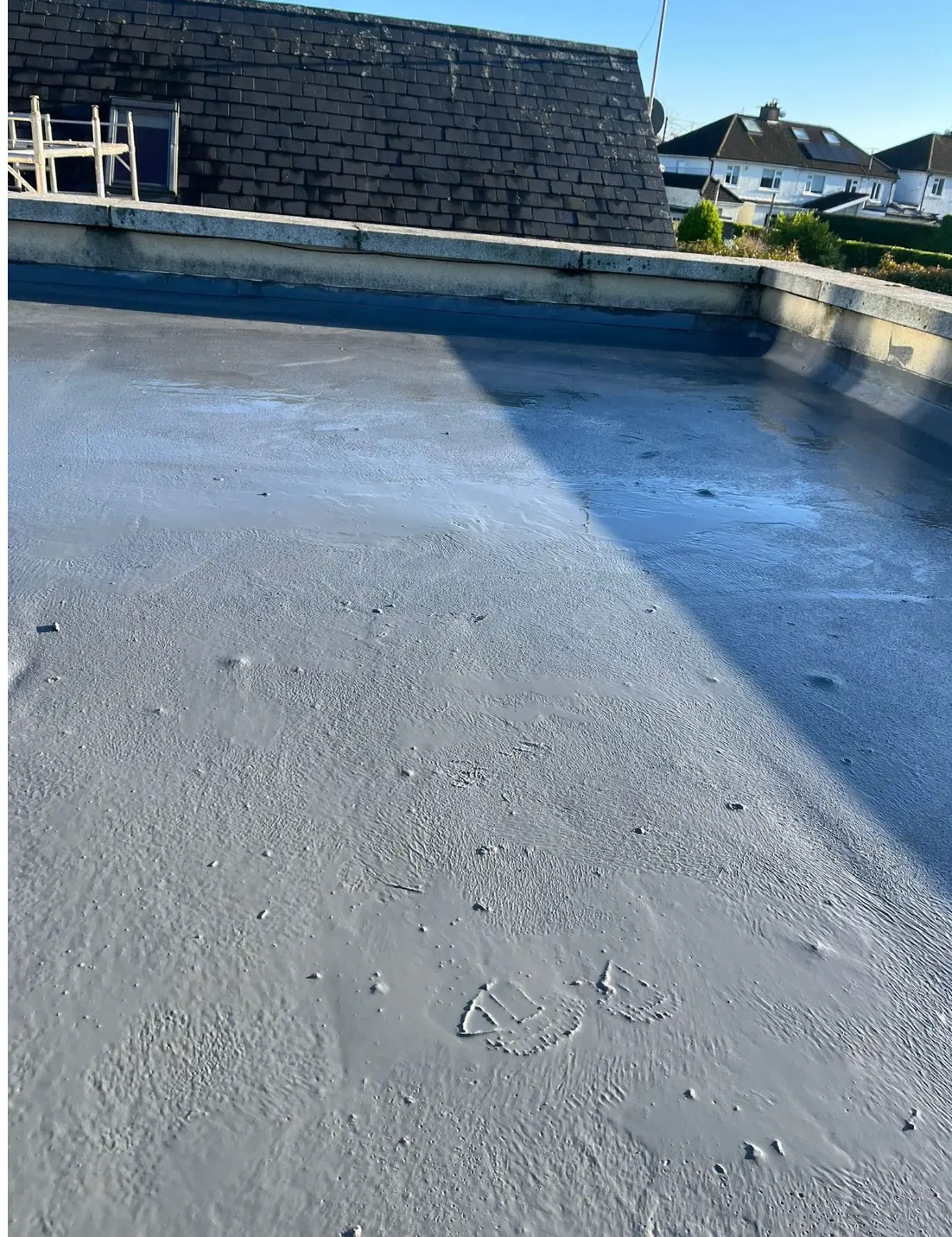 Flat roof with parapet wall finished in liquid waterproofing